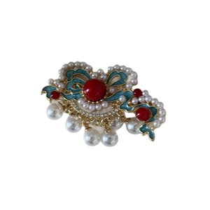 Traditionelle Emaille-Schmetterling-Haarklammer mit Goldfinish und Perlen