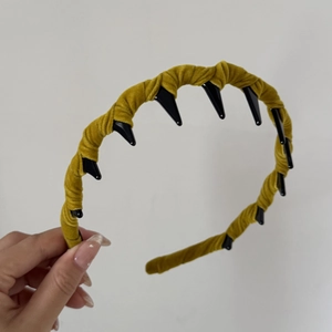 Detail of ginger velvet headband featuring inner teeth for a secure and comfortable fit