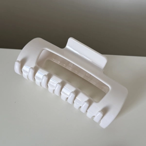 Detailansicht der cremeweißen Silikon-Haarklammer mit rutschfestem Zahndesign