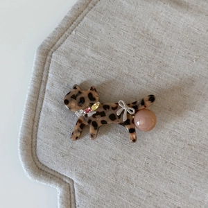 Cute tortoiseshell cat hair clip with colorful rhinestones and pearl bow detail