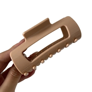 Matte beige Haarspange aus weichem Silikon für Damen im minimalistischen rechteckigen Design
