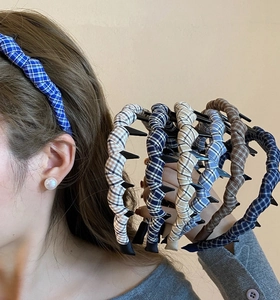 Détail du serre-tête en tissu écossais bleu vintage avec des dents antidérapantes internes