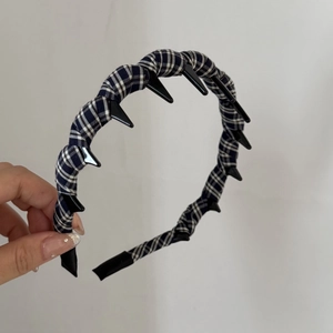 Vue détaillée du serre-tête en tissu à carreaux bleus avec intérieur à dents antidérapant