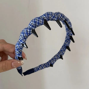 Détail du serre-tête à carreaux bleus et blancs avec clous coniques noirs punk