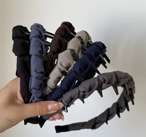 Gros plan de serre-têtes en tissu plissé avec petites pinces pour un maintien sûr