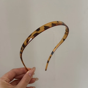 Détail du motif écaille de tortue et des dents antidérapantes sur le serre-tête fin