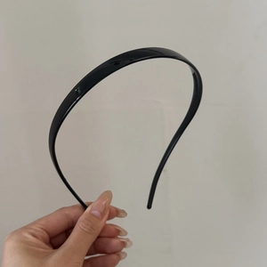 Détail d'un serre-tête noir avec dents antidérapantes internes pour un confort quotidien