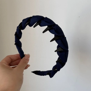 Serre-tête en tissu bleu marine avec pointes noires décoratives pour un style élégant et chic