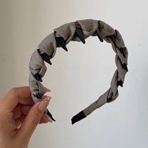Serre-tête plissé en tissu gris avec dents antidérapantes pour un volume capillaire accru