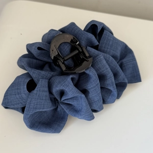 Pince à cheveux en tissu bleu denim plissé pour donner du volume aux coiffures hautes