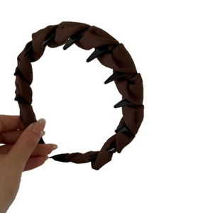 Serre-tête en tissu marron foncé avec dents antidérapantes pour un maintien sûr