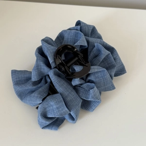 Pince à cheveux en jean bleu clair avec design plissé pour effet volumineux