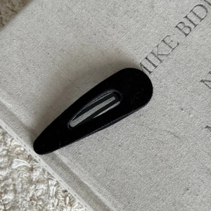 Matte black flocked velvet triangle hair clip with a snap-on metal base for women