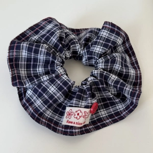Chouchou rétro à carreaux bleus et rouges avec étiquette en tissu et bouton décoratif