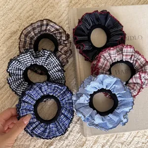 Set di 6 elastici per capelli scozzesi blu navy con bordi a pieghe su sfondo beige
