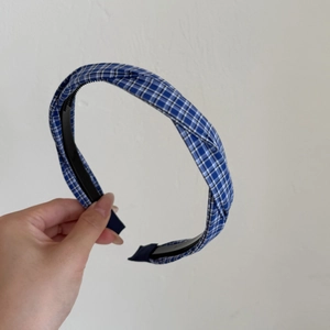Detail view of the inner anti-slip teeth and blue plaid fabric of the headband