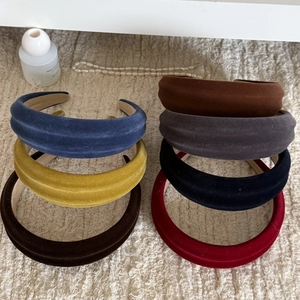 Détails de serre-têtes en velours rembourrés colorés sur un fond en peluche doux