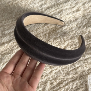Serre-tête rembourré en velours marron foncé pour femme avec design de coiffure volumineux