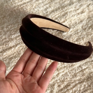 Détail d'un serre-tête en velours marron foncé avec doublure intérieure antidérapante
