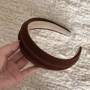 Détail macro du serre-tête épais en velours marron foncé avec doublure intérieure antiglisse
