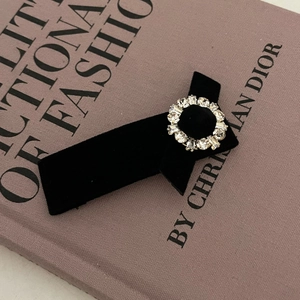Elegante fermaglio per capelli in velluto nero con decorazione in strass su libro