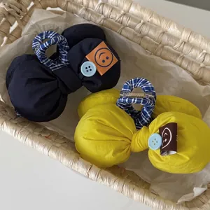 Pince à cheveux nœud rembourré avec patch smiley et détails en tissu à carreaux