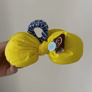Grande pince à cheveux mignonne avec nœud en tissu jaune et étiquette smiley
