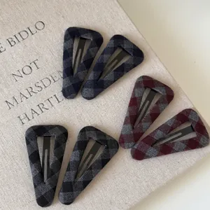 Set mit sechs Vintage-Haarspangen aus blauem Karostoff im klassischen Dreiecksdesign für Damen