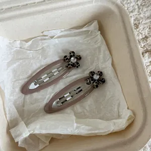 Pinces à cheveux à fleurs imprimé léopard marron et base rose lotus avec cristal brillant
