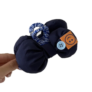 Pince à cheveux nœud en tissu bleu marine avec étiquette smiley et motif vichy