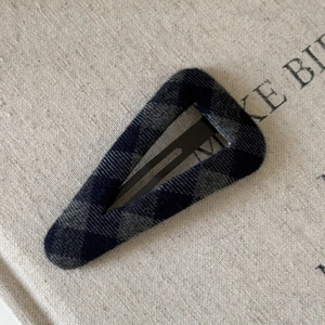 Vintage BB-Haarclip aus schwarz-grauem Karostoff mit klassischer Metallbasis
