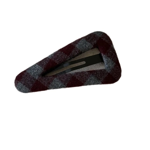Vintage BB-Haarklammer mit klassischem rot-schwarzem Karomuster für den britischen Stil