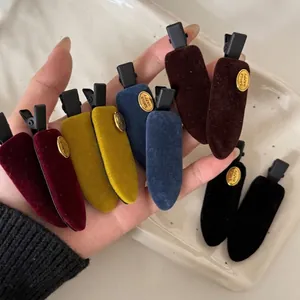 Barrettes à cheveux en velours avec badges dorés en plusieurs couleurs exposées