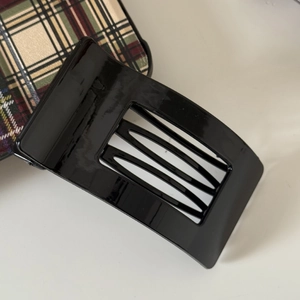 Detail showing the inner BB clip structure of this black square acrylic hair claw