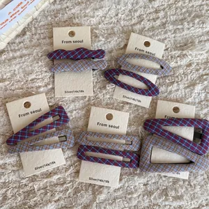 Pinces à cheveux rétro en tissu à carreaux rouge et bleu sur cartes beige