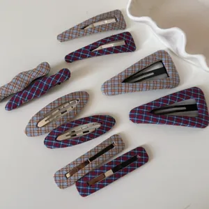 Détail de barrettes à carreaux rouges et bleus vintage de diverses formes géométriques