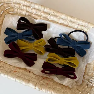 Elegantes Set aus Vintage Samtschleifen-Haarspangen und Haargummis in verschiedenen Farben