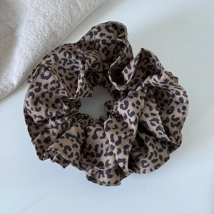 Retro leopard print double-layered scrunchie for women made of textured cotton fabric