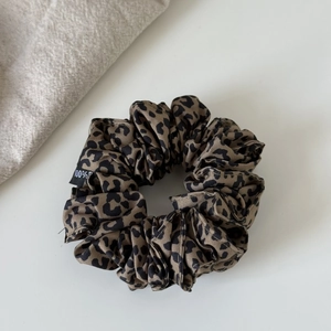 Elegant vintage leopard print double-layer polyester scrunchie for sophisticated hair styling