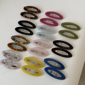 Collection de barrettes ovales en acétate de cellulose aux motifs marbrés élégants