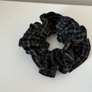 Detailed view of the black plaid double-layered scrunchie with classic vintage check pattern