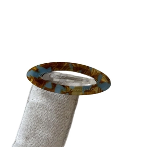 Pince à cheveux ovale en acétate marbré bleu avec barrette métallique pour femme