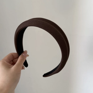 Detail of coffee brown padded leopard knit headband with anti-slip black velvet inner lining