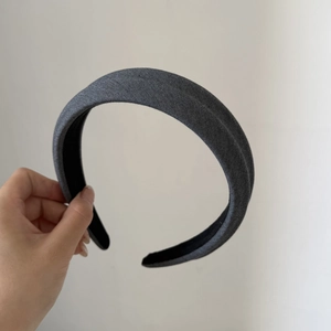 Detailed view of dark grey matte leopard print headband with non-slip black inner lining