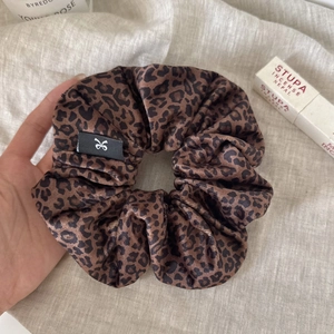 Chic velvet leopard print scrunchie for bun hairstyles with high-quality silk texture