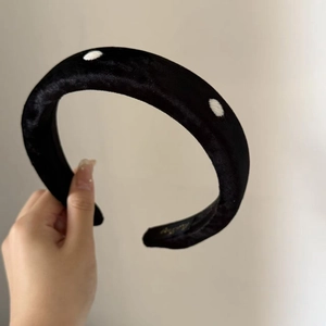 Vintage velvet polka dot headband in black with padded height for a stylish look
