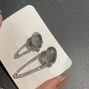 Barrettes à cheveux argentées avec cœurs en résine grise et strass étincelants