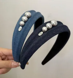 Detailansicht der Jeans-Haarreifen mit grauen Kunstperlen und Hand Made Silber-Etiketten