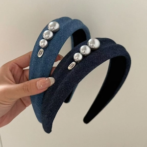 Retro Französischer Stil Breiter Denim Haarreif Mit Grauer Künstlicher Künstliche Perle Und Handgefertigtem Metalletikett Damen Schmuck