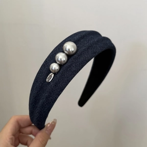 Eleganter blauer Denim Haarreif für Damen mit Vintage Perlen und handgemachtem Metallanhänger